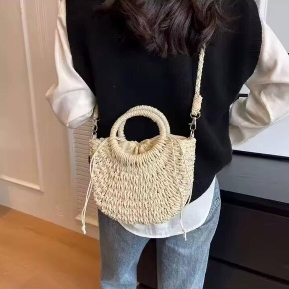 Versatile Bohemian Straw Shoulder Bag - Ideal for Travel and Casual Outfits - Picture 2 of 9